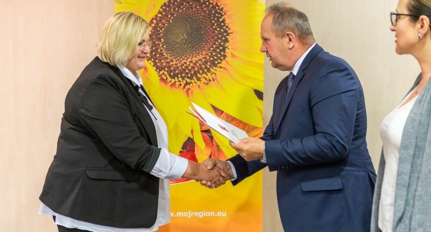 Umowy PROW na biznes na wsi, fot. Szymon Zdziebło/tarantoga.pl dla UMWKP