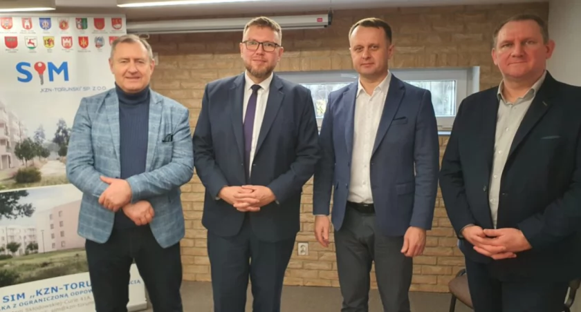 Na zdjęciu Zarząd SIM “KZN Toruński”: Prezes Filip Szreter oraz dyrektor Wojciech Kwiatkowski, Burmistrz Lubienia Kujawskiego Marek Wiliński oraz Burmistrz Miasta Lipna Paweł Banasik