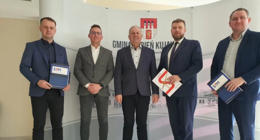 Na zdjęciu Zarząd SIM “KZN Toruński” Prezes Filip Szreter oraz dyrektor Wojciech Kwiatkowski, Burmistrz Lubienia Kujawskiego Marek Wiliński oraz Prezes WIKSBUD Sp. z o.o. Wiktor Sieradzki oraz Prokurent Zbigniew Sieradzki. 