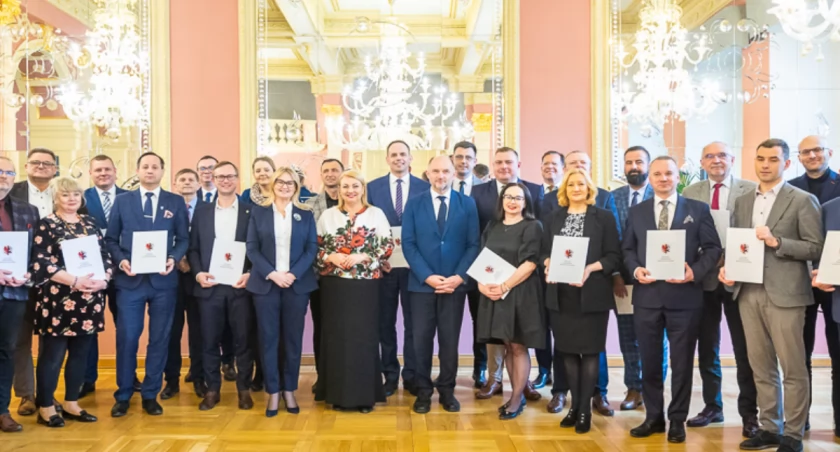 Wręczenie umów na małą infrastrukturę sportową i przyszkolne sale gimnastyczne, fot. Szymon Zdziebło/tarantoga.pl dla UMWKP