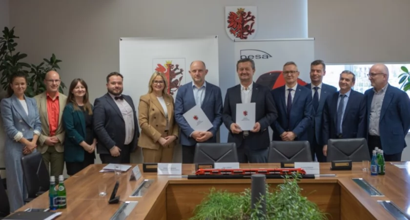 Ceremonia podpisania umowy z Pesą, fot. Mikołaj Kuras dla UMWKP