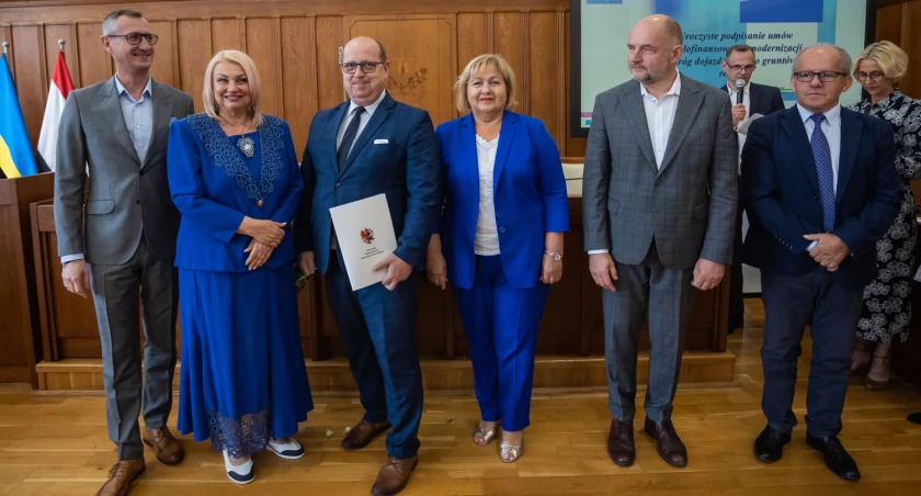 Ceremonia przekazania umów dotacyjnych na modernizację wiejskich dróg, fot. Mikołaj Kuras dla UMWKP