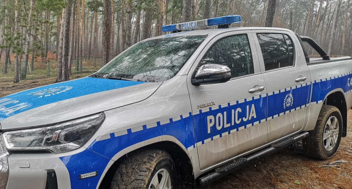 Policja - komunikaty policyjne, Policjanci wybili szybę pomóc miesięcznemu chłopcu - zdjęcie, fotografia