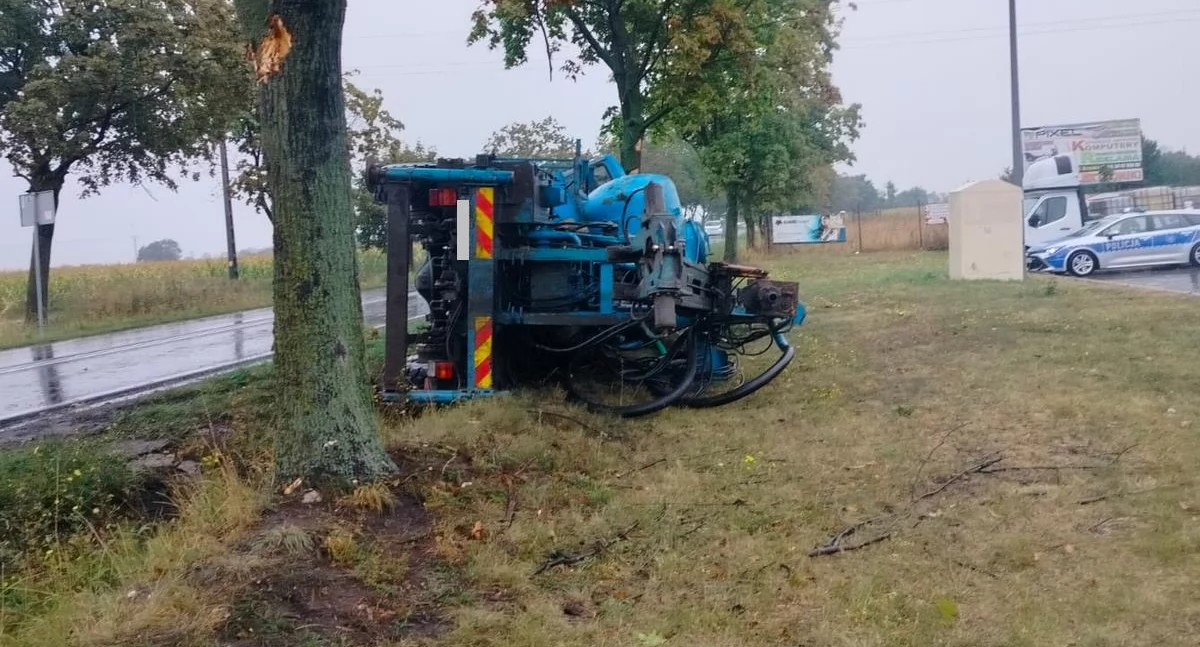 Policja - komunikaty policyjne, Ciężarówka wywróciła obwodnicy [ZDJĘCIA] - zdjęcie, fotografia