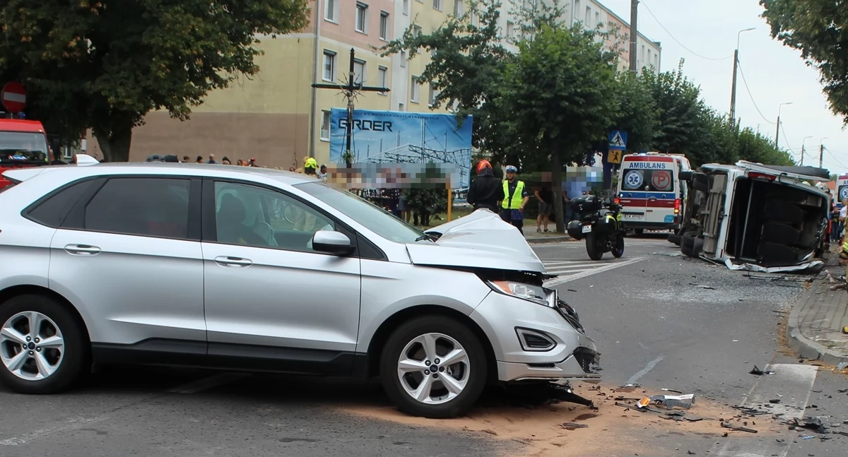 Wypadki drogowe, Osobówka zderzyła autobusem Lubrańcu pasażerów szpitalu [ZDJĘCIA] - zdjęcie, fotografia