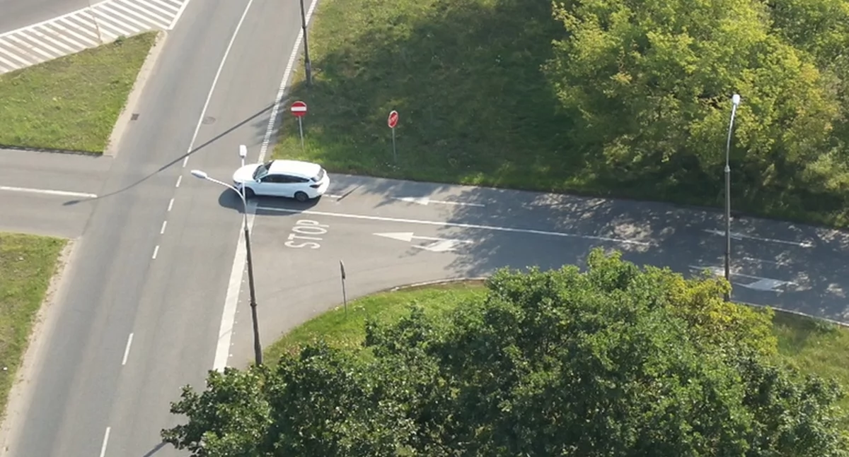 Policja - komunikaty policyjne, Skrzyżowanie Włocławku lupą policjantów - zdjęcie, fotografia