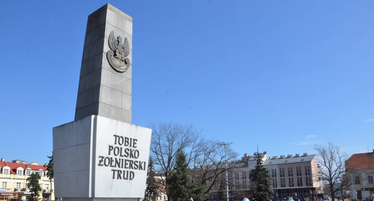Ludzie_, Prezes przyjedzie Włocławka pomnikiem Placu Wolności - zdjęcie, fotografia