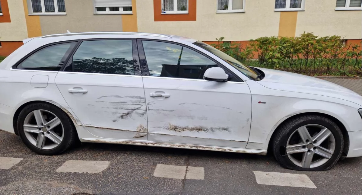 Ludzie_, Uszkodzono ulicy Chmielnej Włocławku Poszukiwani świadkowie - zdjęcie, fotografia