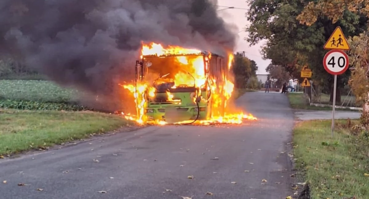 Wypadki drogowe, Pożar autobusu powiecie włocławskim - zdjęcie, fotografia