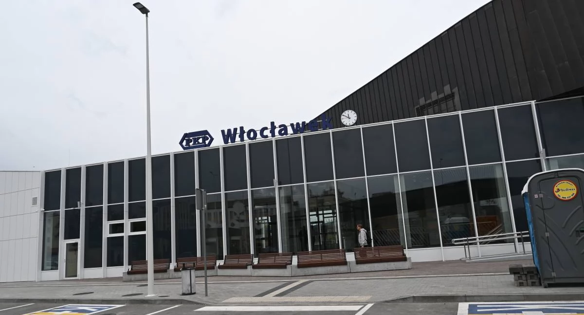 Ludzie_, Włocławski dworzec głosowaniu internautów walczy tytuł Dworzec - zdjęcie, fotografia