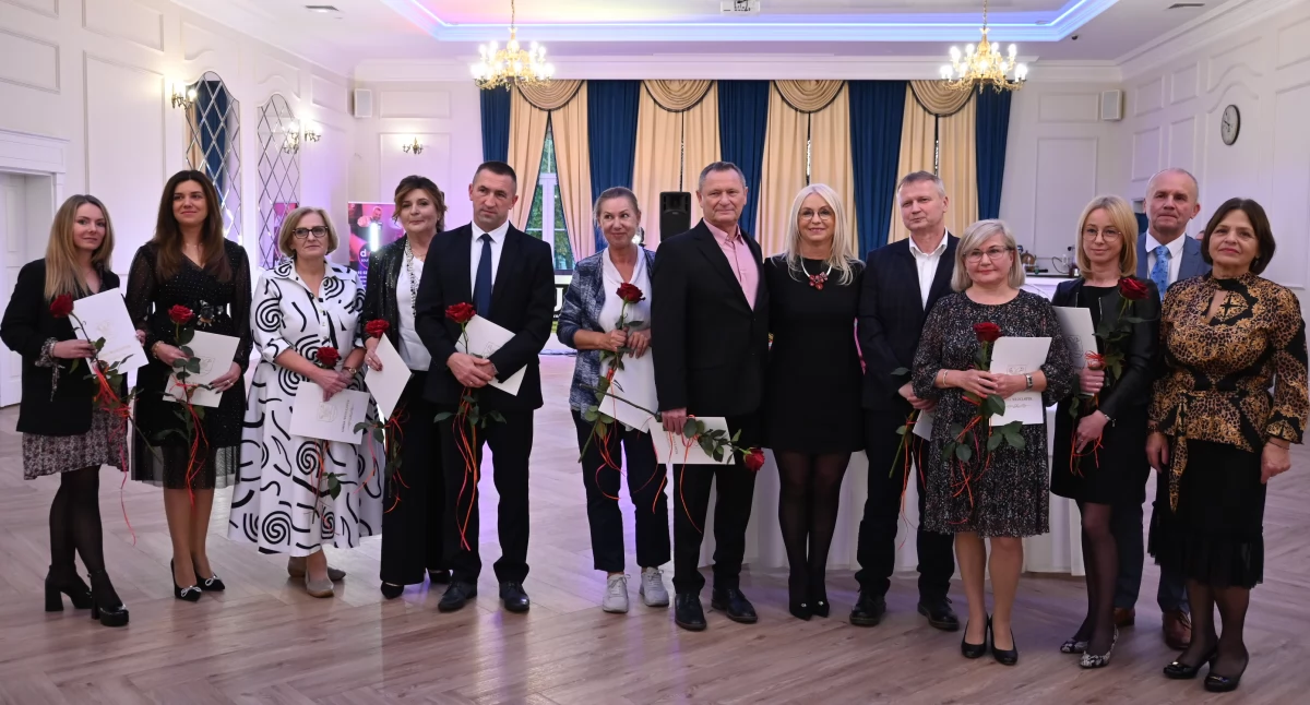 Szkoły podstawowe, Dzień Edukacji Narodowej Gminie Włocławek Nauczyciele świętowali Podgrodziu - zdjęcie, fotografia