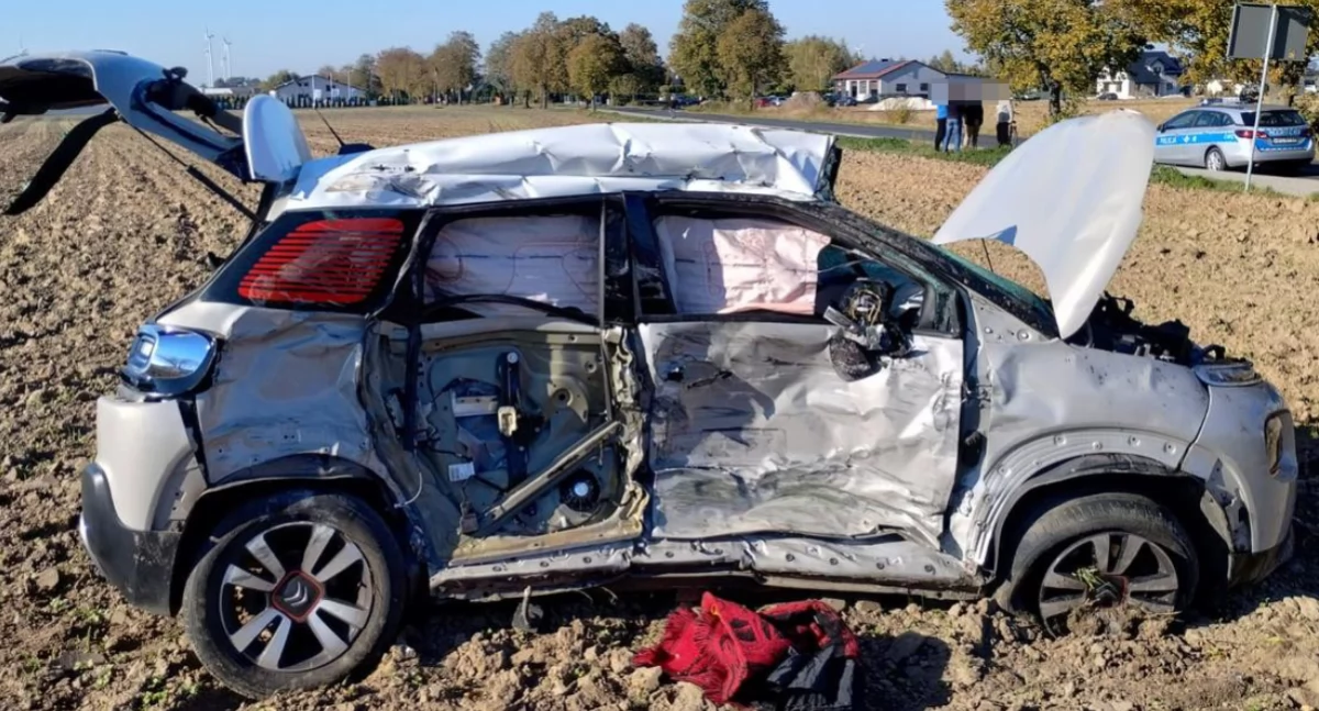 Wypadki drogowe, Zderzenie osobówki ciężarówką Citroen dachował pobliskim [ZDJĘCIA] - zdjęcie, fotografia