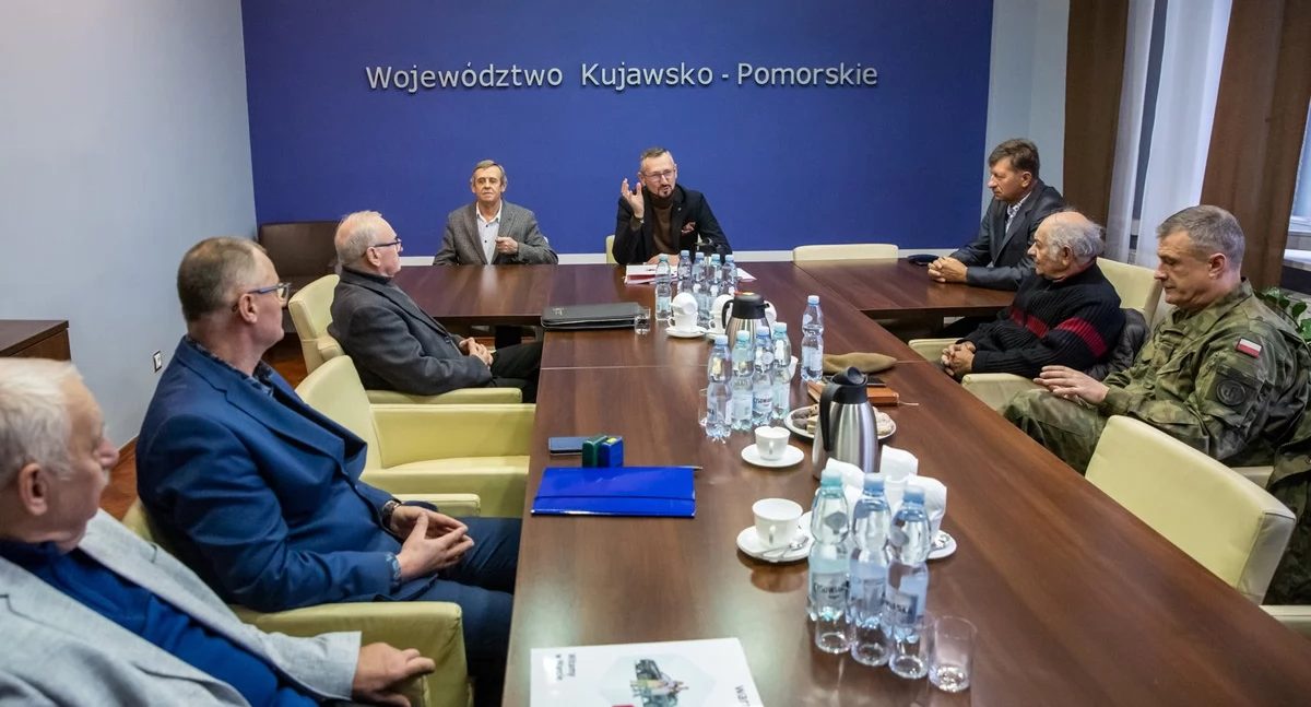 Wręczenie umów na dotacje dla pszczelarzy, fot. Andrzej Goiński/UMWKP