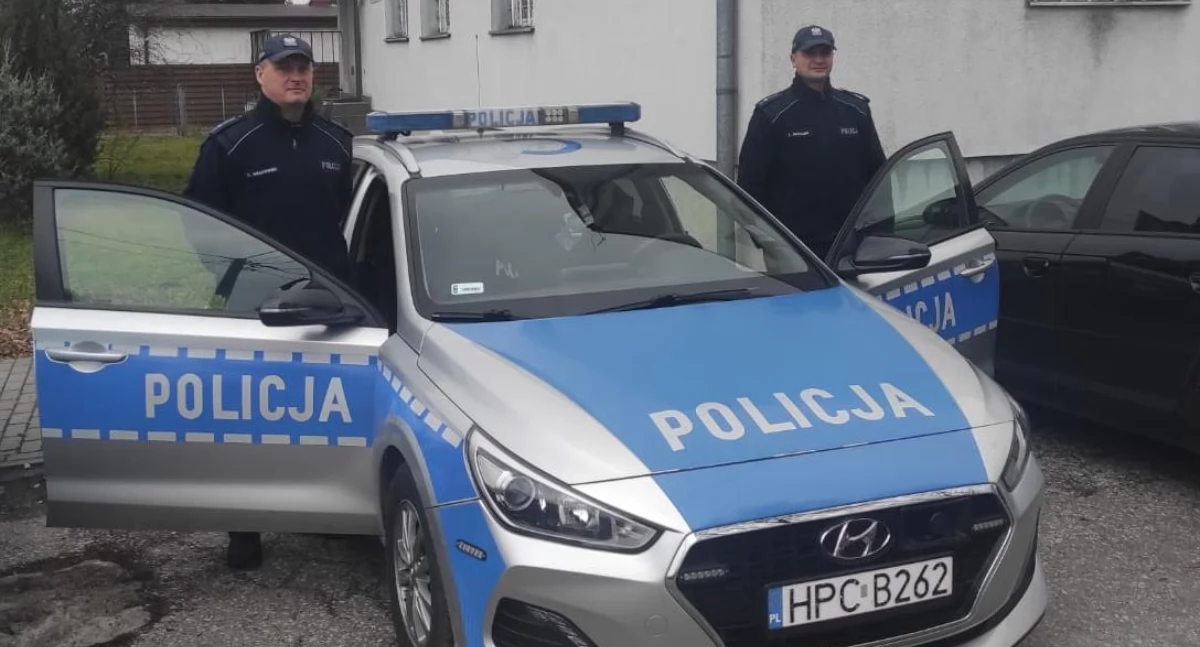 Policja - komunikaty policyjne, odpuścili chwili Policjanci uratowali latka który ugrzązł bagnie chciał odebrać sobie życie - zdjęcie, fotografia