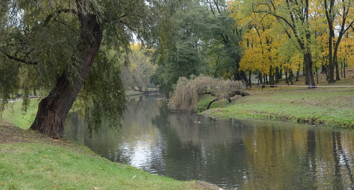 Ludzie_, ciąg pieszo rowerowy połączy bulwary Parkiem Sienkiewicza - zdjęcie, fotografia
