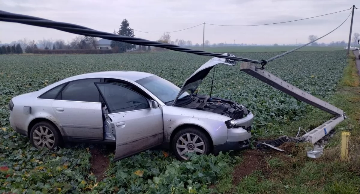 Policja - komunikaty policyjne, Groźny wypadek Krzywosądzy złamało słup energetyczny - zdjęcie, fotografia