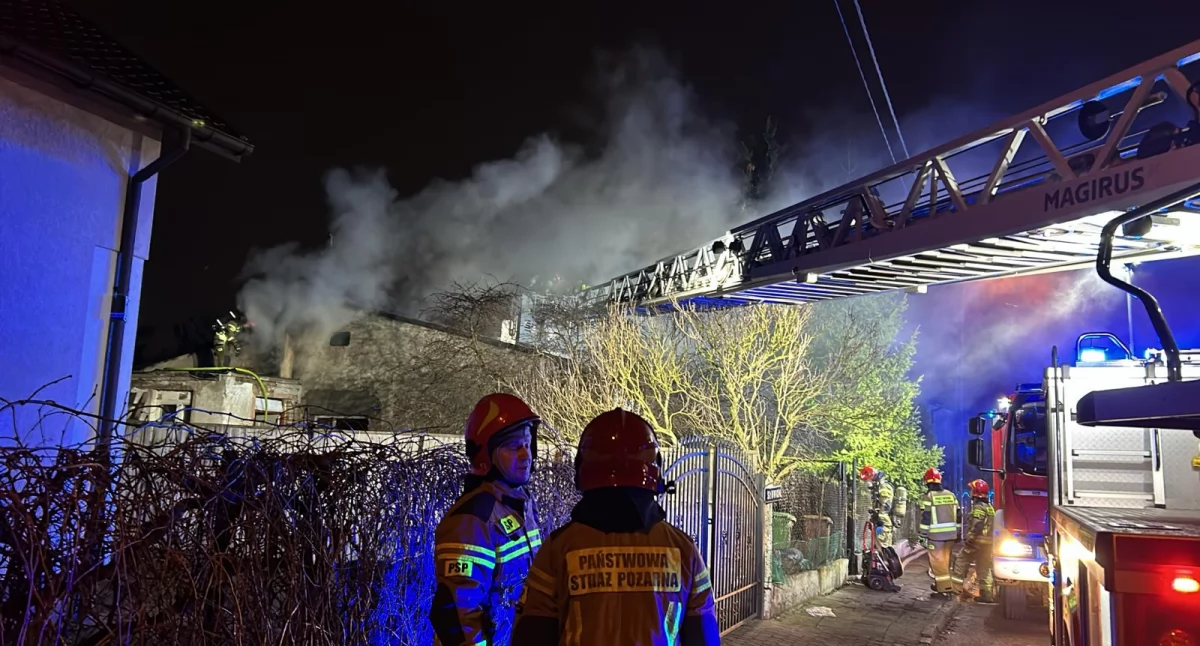 Pożary interwencje straży , Nocny ogień Słowiczej Włocławku Dramatyczna akcja strażaków ranny mieszkaniec - zdjęcie, fotografia