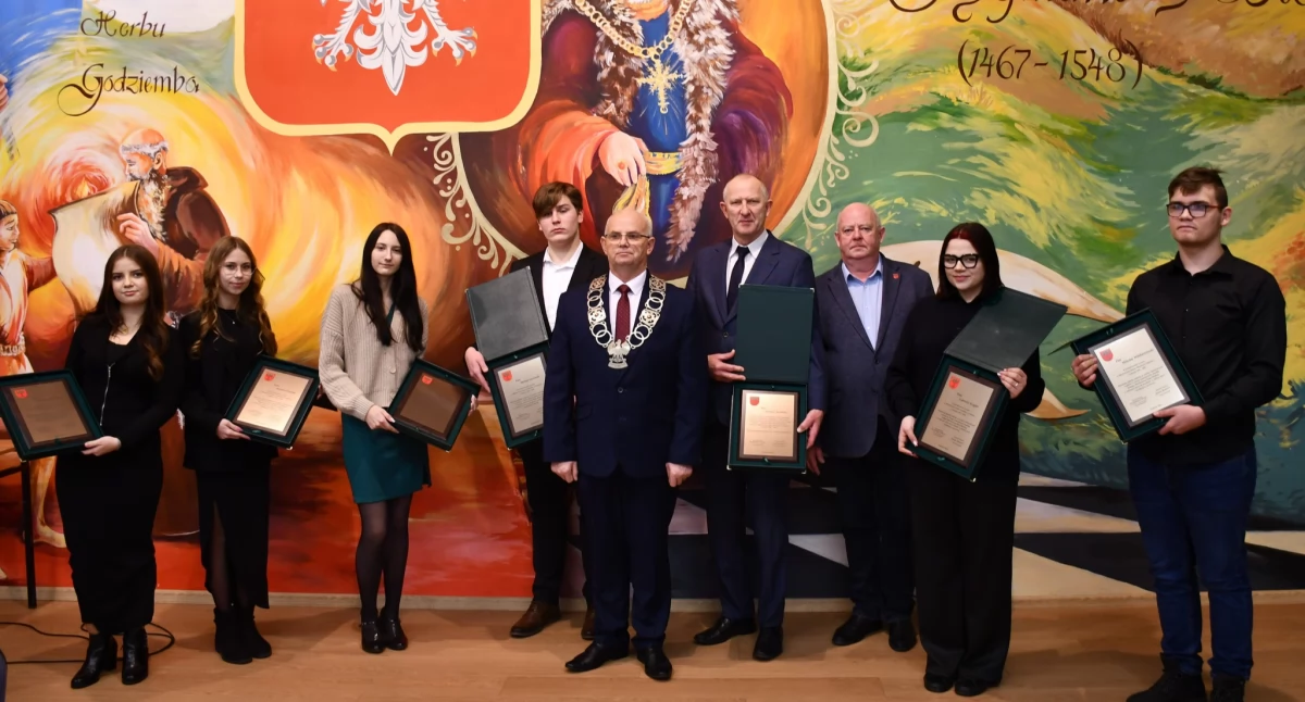 Ludzie_, Młodzieżowa Miejska Lubrańcu Podziękowania Radnych kadencji wkład rozwój miasta - zdjęcie, fotografia