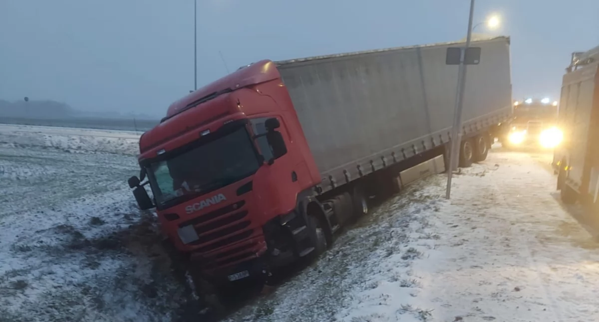 Pożary interwencje straży , Zderzenie osobówki ciężarówką obwodnicy Lubrańca - zdjęcie, fotografia