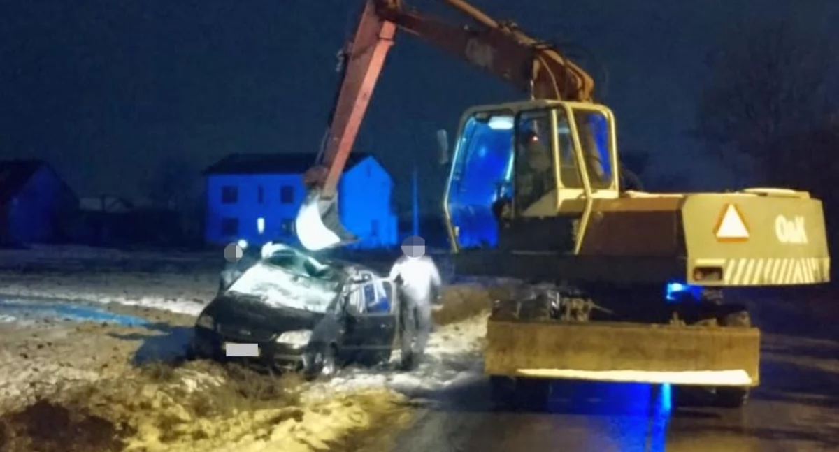 Policja - komunikaty policyjne, Dachowanie regionie Koparka była potrzebna wydobycia pojazdu - zdjęcie, fotografia