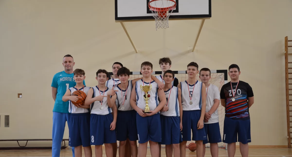 Koszykówka, Noworoczny turniej koszykówki Lubieniu Kujawskim Sportowe zmagania emocjonująca rywalizacja - zdjęcie, fotografia