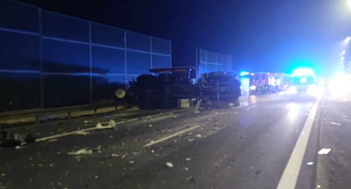 Pożary interwencje straży , Dramatyczny wypadek Włocławkiem Zderzenie ciężarówek zablokowało autostradę - zdjęcie, fotografia