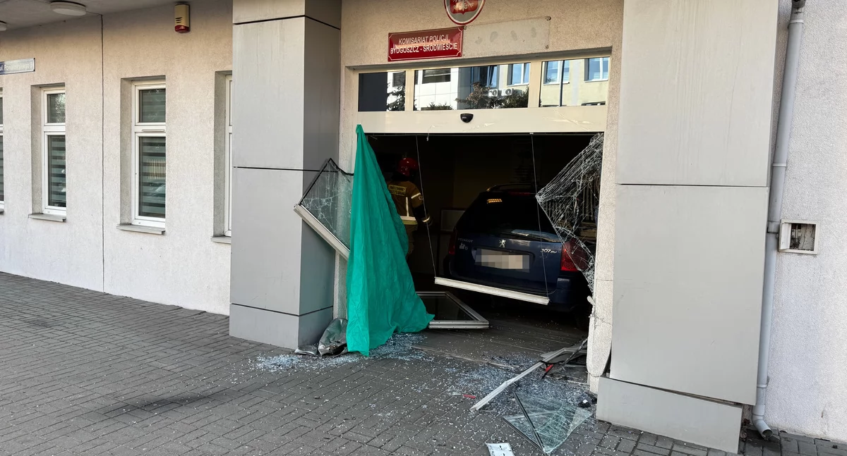 Policja - komunikaty policyjne, Bydgoszczy Pijany obywatel Gruzji akcie desperacji wjeżdża policję! - zdjęcie, fotografia