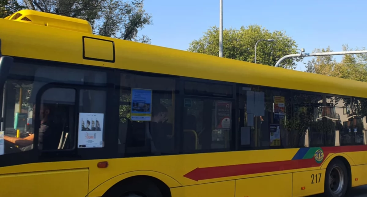 Komunikacja, Groźna kolizja Włocławku kierująca wjechała prosto autobus! - zdjęcie, fotografia