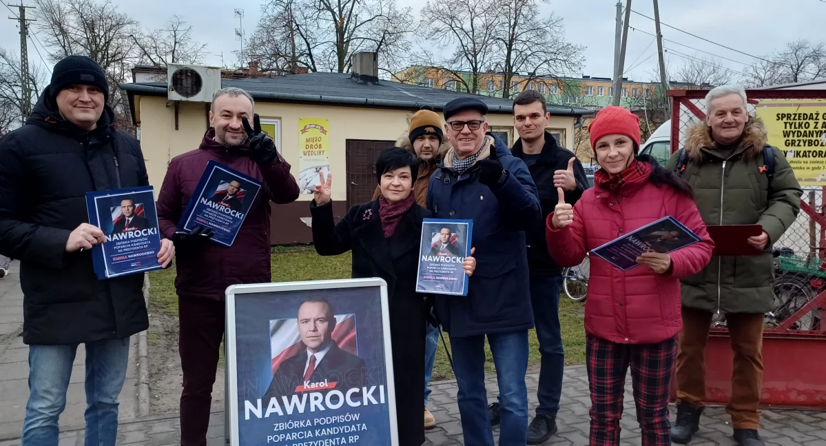 Polityka, Włocławku zbiórka podpisów kandydata Prezydenta Karola Nawrockiego - zdjęcie, fotografia