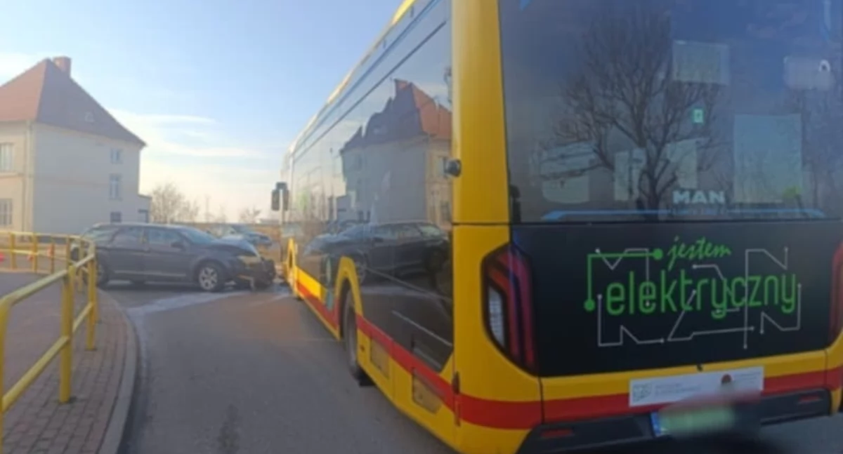Pożary interwencje straży , Zderzenie samochodu osobowego autobusem powiecie włocławskim - zdjęcie, fotografia
