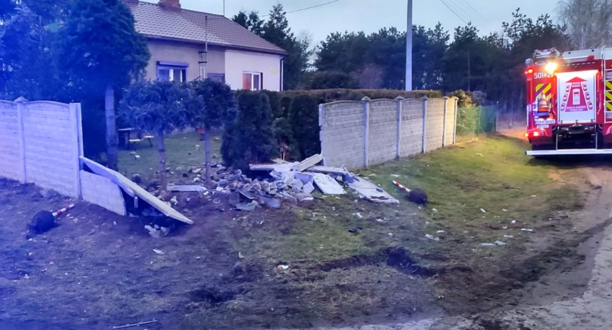 Policja - komunikaty policyjne, Zasłabł kierownicą staranowało ogrodzenie! - zdjęcie, fotografia