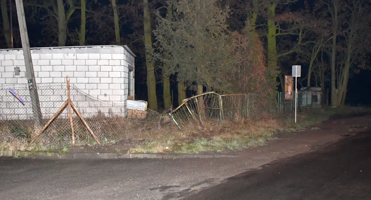 Policja - komunikaty policyjne, Pijani kierowcy zmianę prowadzili zakończyli jazdę ogrodzeniu! - zdjęcie, fotografia