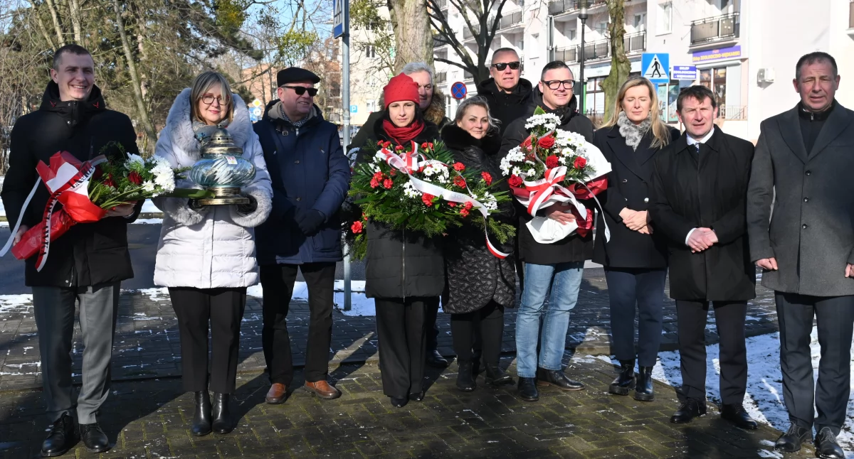 Święta państwowe i religijne, rocznica powstania Armii Krajowej Włocławek uczcił poległych bohaterów - zdjęcie, fotografia