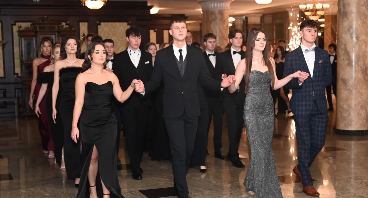Studniówki, Studniówka Włocławek Uczniowie Liceum Marii Konopnickiej świętowali Wieńcu Zdroju - zdjęcie, fotografia