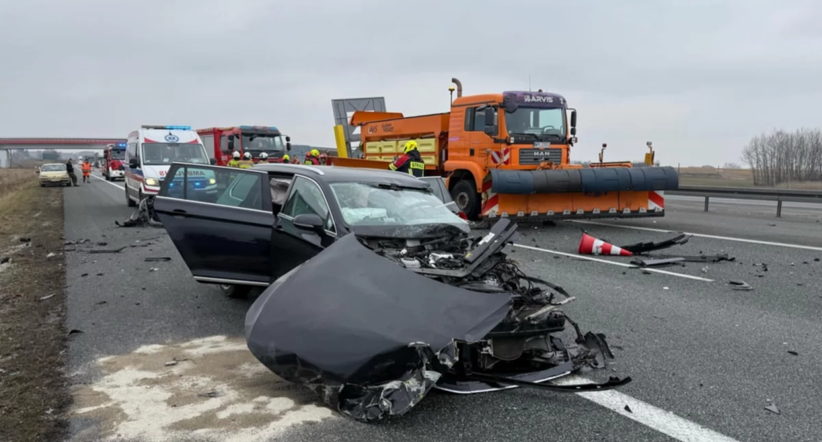 Wypadki drogowe, Wypadek drogowy miejscowości Szewo osobówka uderzyła ciężarówkę służby autostradowej - zdjęcie, fotografia