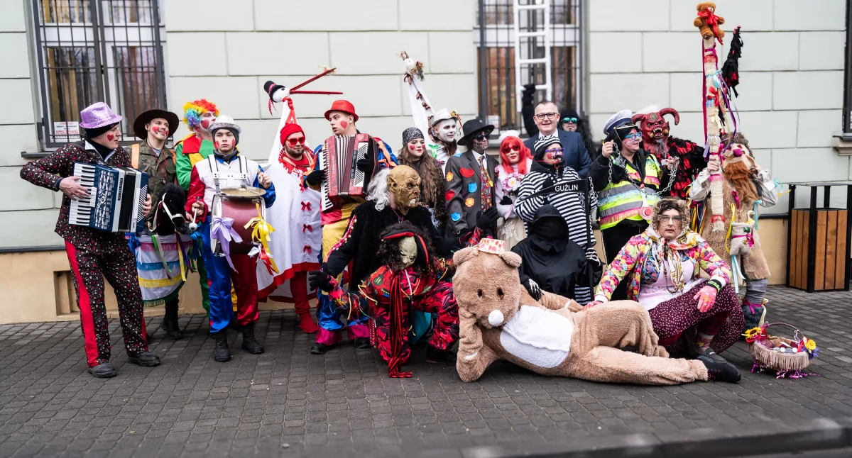 Ludzie_, Zapustnicy przejęli Brześć Kujawski! Barwny korowód muzyka spotkanie burmistrzem - zdjęcie, fotografia