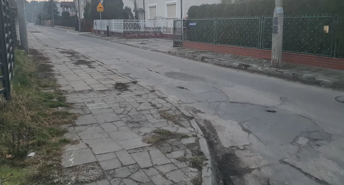 Ludzie_, płacimy podatki mieszkaniec oburzony stanem chodnika Noakowskiego Włocławku - zdjęcie, fotografia
