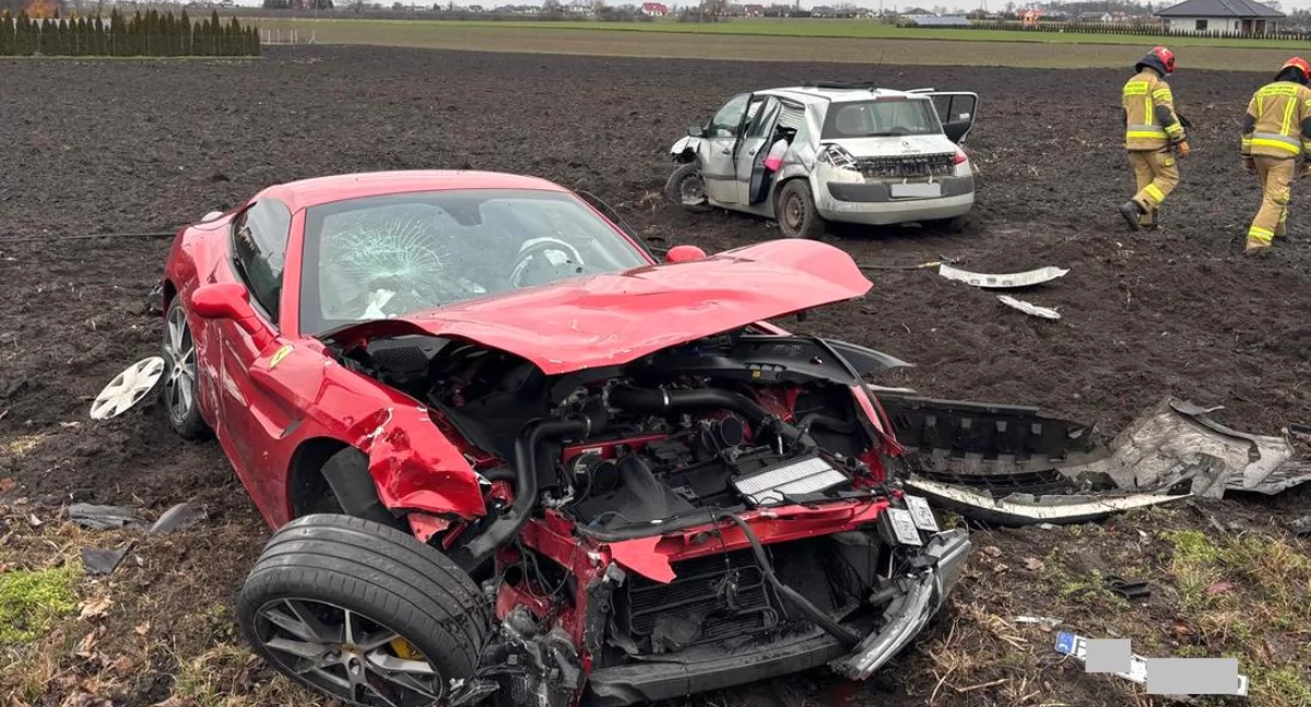 Policja - komunikaty policyjne, Ferrari zderzyło renault latek stracił prawo jazdy - zdjęcie, fotografia