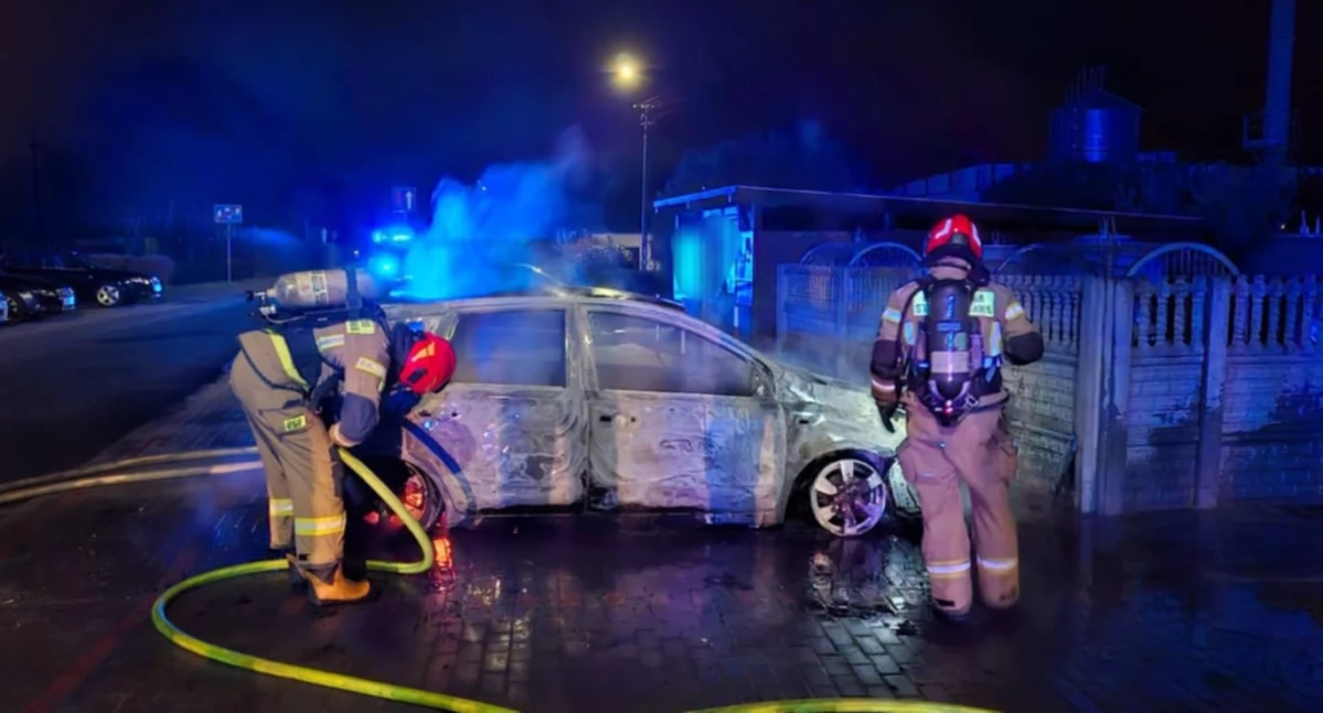 Pożary interwencje straży , Pożar samochodu Włocławkiem nocna interwencja straży - zdjęcie, fotografia