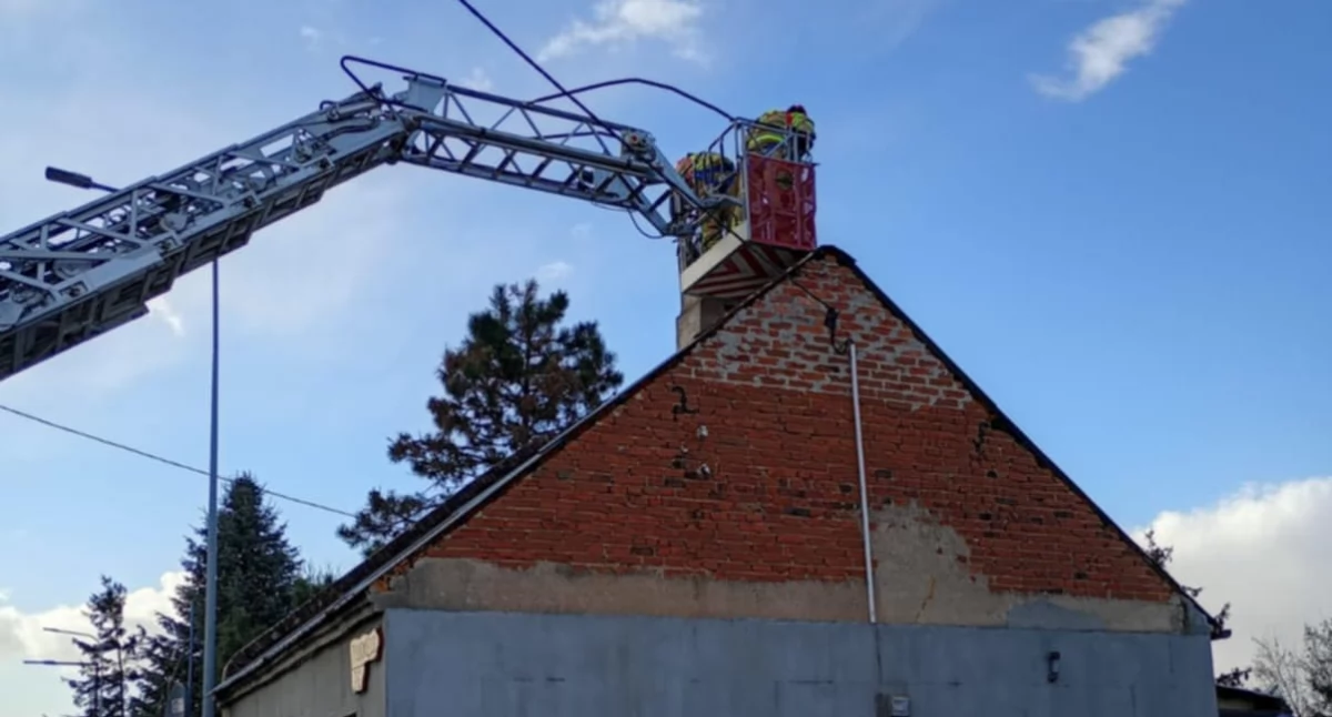 Pożary interwencje straży , Silny wiatr Włocławkiem powiatem Połamane drzewa zerwane dachy pożary - zdjęcie, fotografia