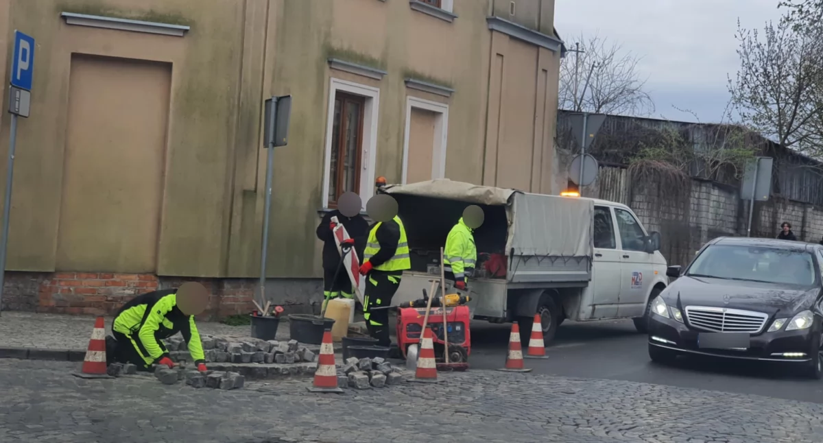Komunikacja, Naprawiają dziurę skrzyżowaniu Włocławku! wraca miejsce cichu fanfar przypominania - zdjęcie, fotografia