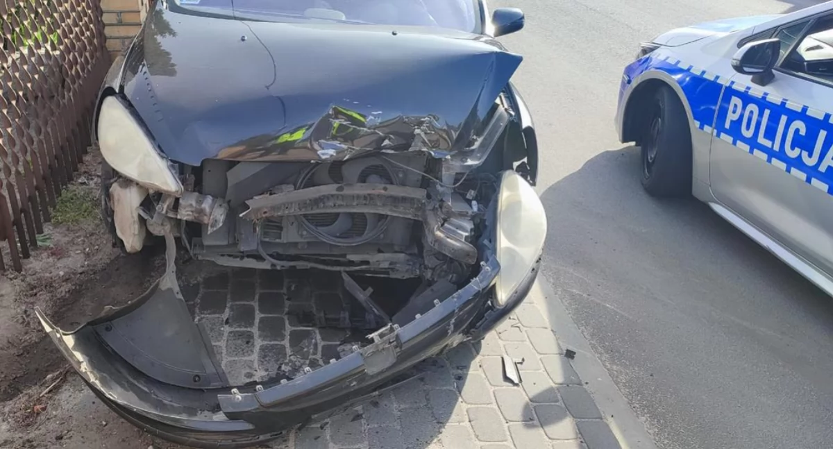 Policja - komunikaty policyjne, Zajechał drogę uderzył peugeota wylądowało ogrodzeniu - zdjęcie, fotografia