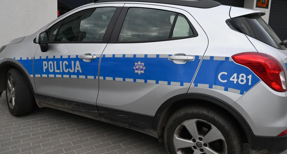 Policja - komunikaty policyjne, Eskorta życia ulicach Włocławka Policjanci sygnałach uratowali kobietę potrzebie - zdjęcie, fotografia