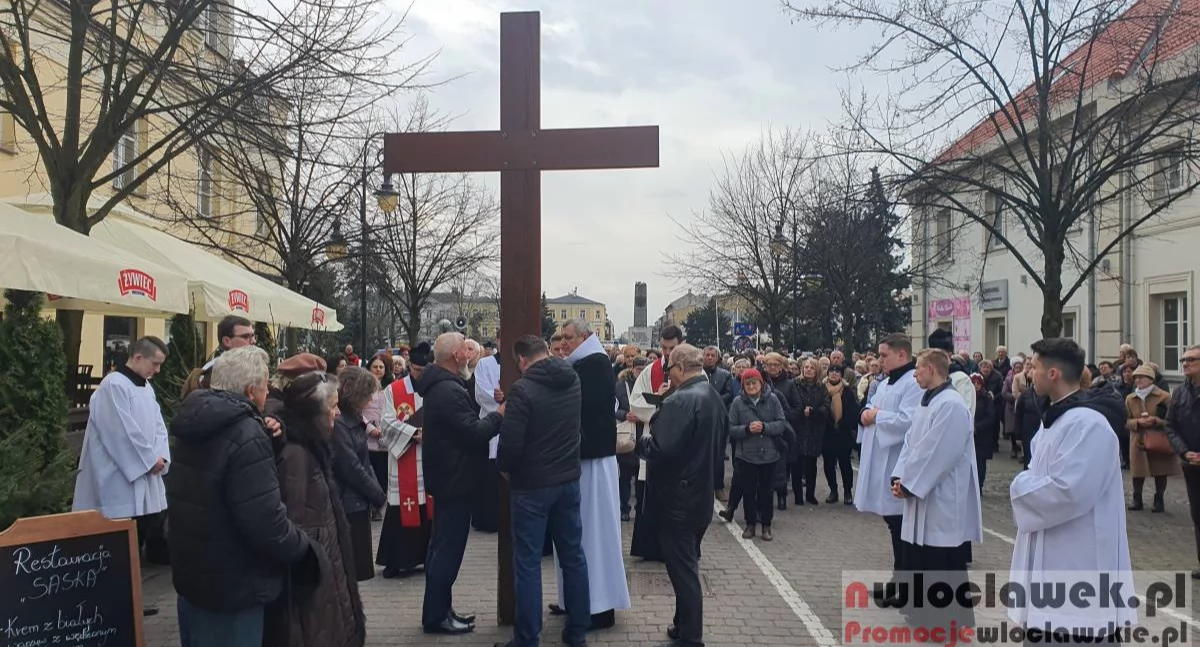 Kościół - Parafie , Droga Krzyżowa Włocławek kiedy gdzie Sprawdź terminy trasy trzech procesji - zdjęcie, fotografia
