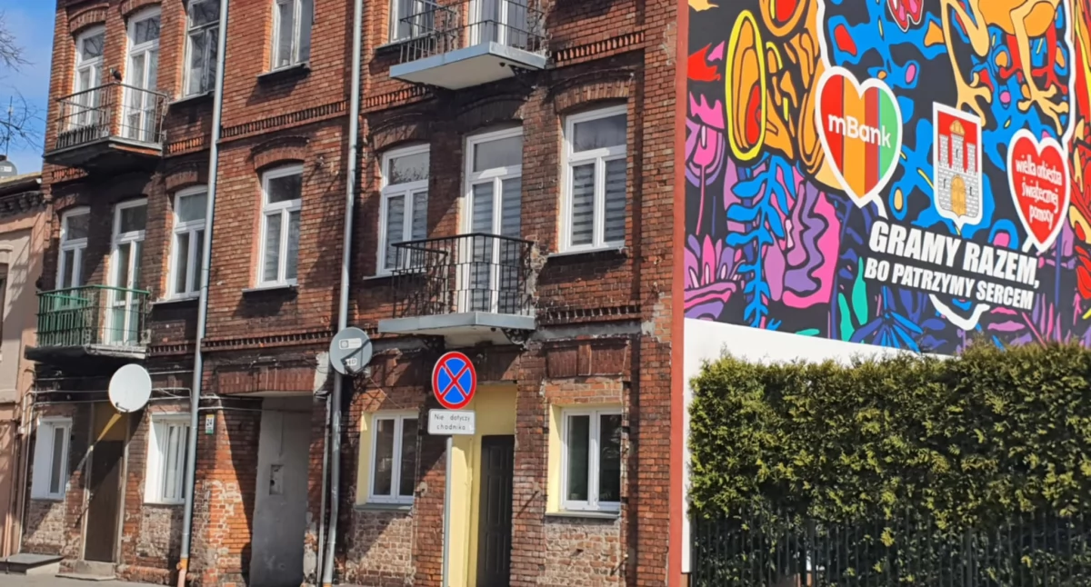 Ludzie_, Kamienica Włocławku zyskała barwy WOŚP front budynku doczeka zmian - zdjęcie, fotografia