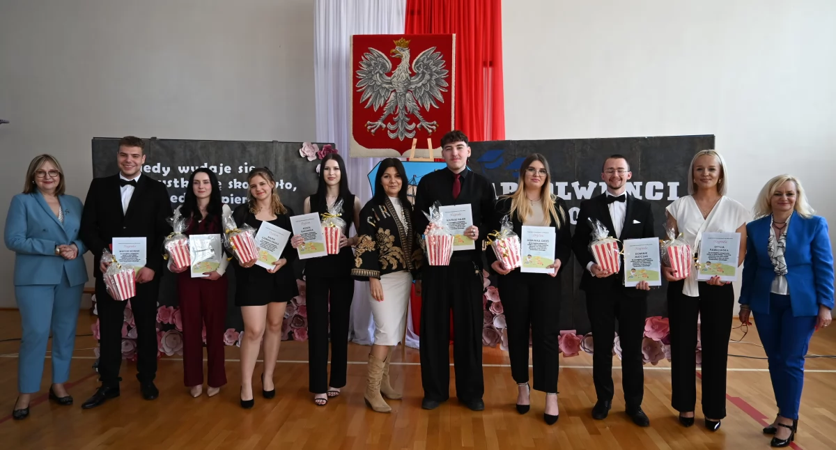 Szkoły średnie, Zakończenie maturalnych Ekonomik Włocławek zobacz świętowali uczniowie! (ZDJĘCIA VIDEO) - zdjęcie, fotografia
