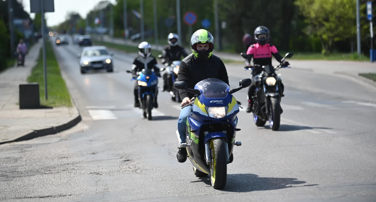 Rajdy motorowe - auta, Włocławku Otwarcie sezonu motocyklowego lotniczego Kruszynie - zdjęcie, fotografia