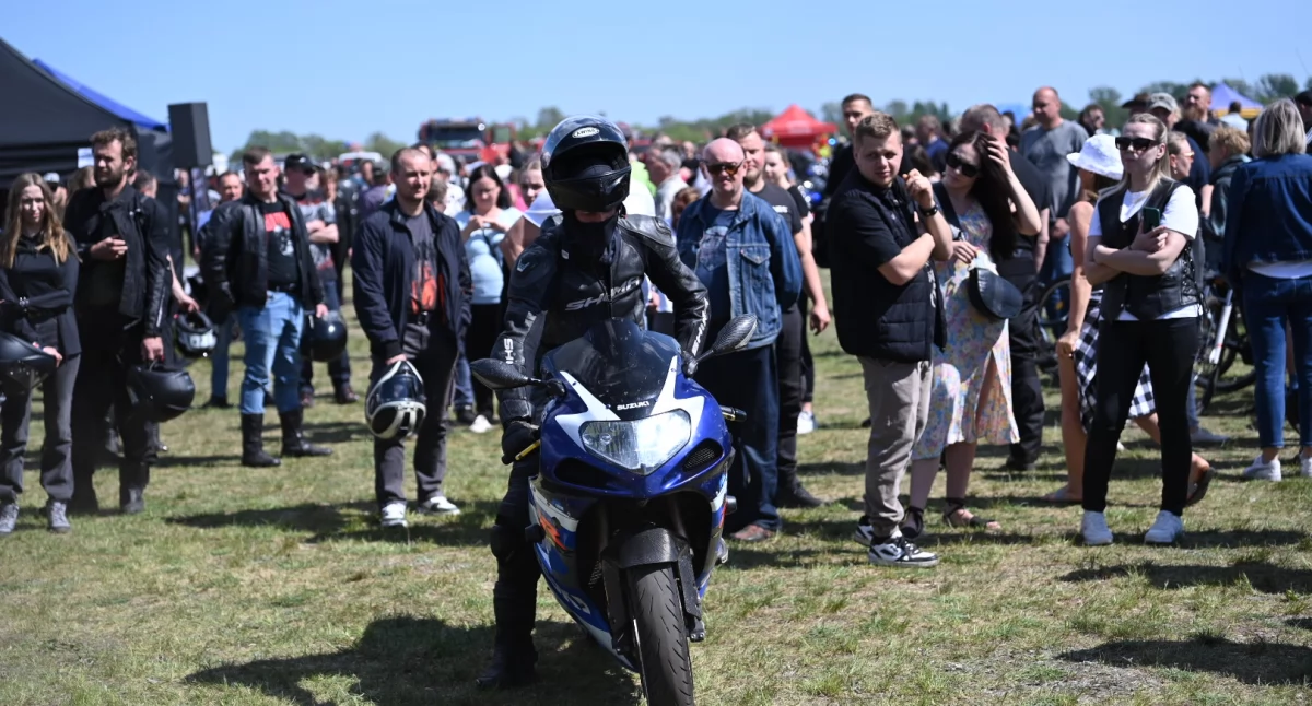 Ludzie_, Majówka lotnisku Kruszynie Włocławkiem Parada motocykli koncerty [ZDJĘCIA] - zdjęcie, fotografia