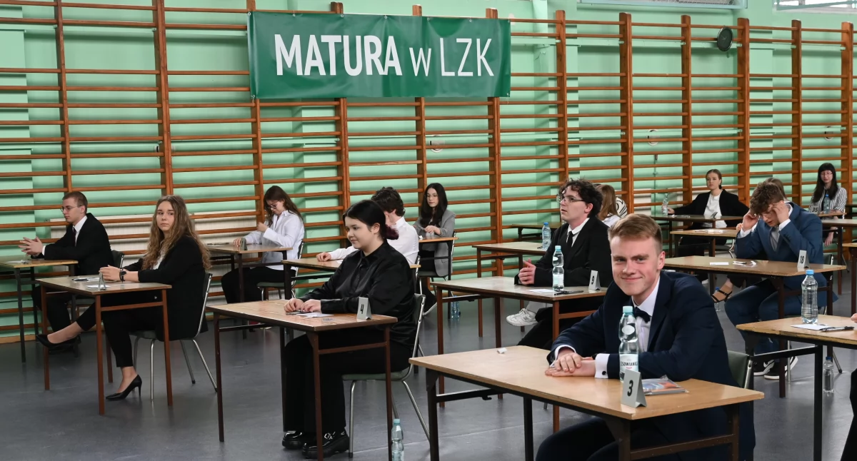 Szkoły średnie, Matura Włocławek uczniowie rozpoczęli egzaminacyjny maraton (ZDJĘCIA) - zdjęcie, fotografia