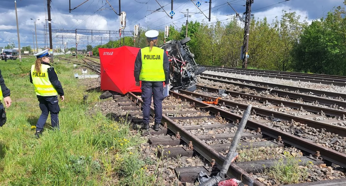 Policja - komunikaty policyjne, Mercedes wjechał pociąg spłonął Aleksandrowie Kujawskim Policja wyjaśnia okoliczności śmiertelnego zderzenia - zdjęcie, fotografia